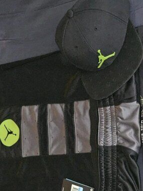 Air Jordan XIII 13 Retro Snapback Hat (Black/Green) + Shorts (Size M)  Men's, Ne